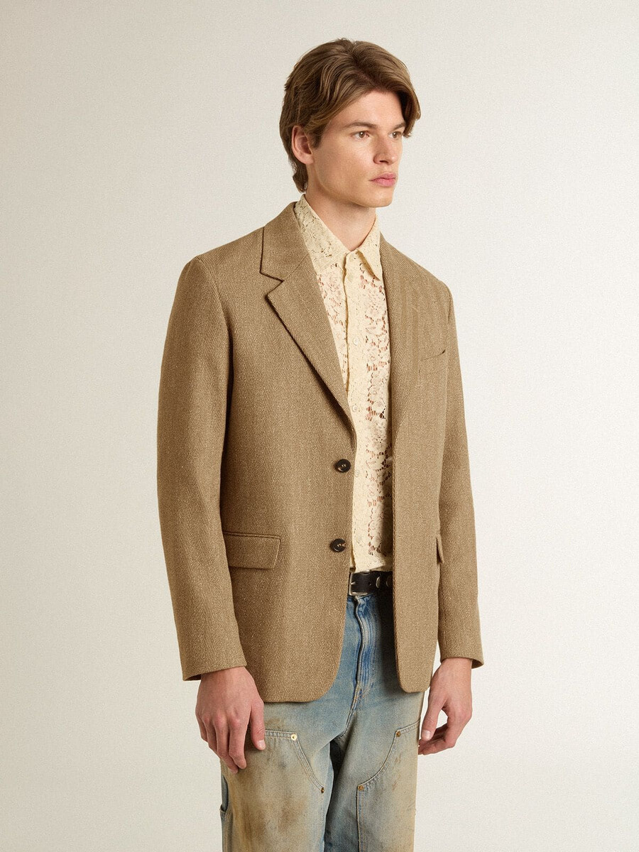 moški enoredni blazer iz mešanice lana s chevron vzorcem v peščeno barvi.