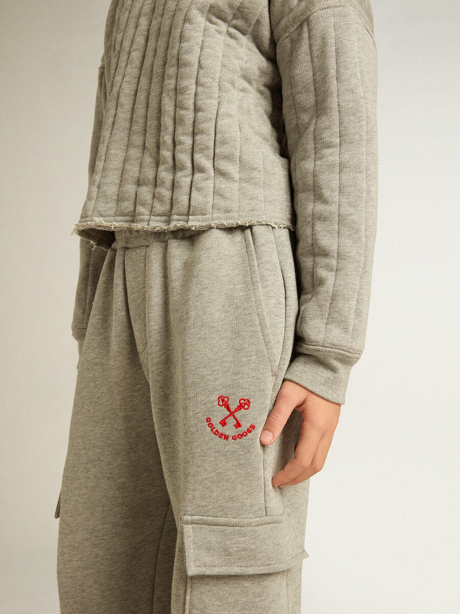 sivi melange bombažni cargo joggers z vezenjem