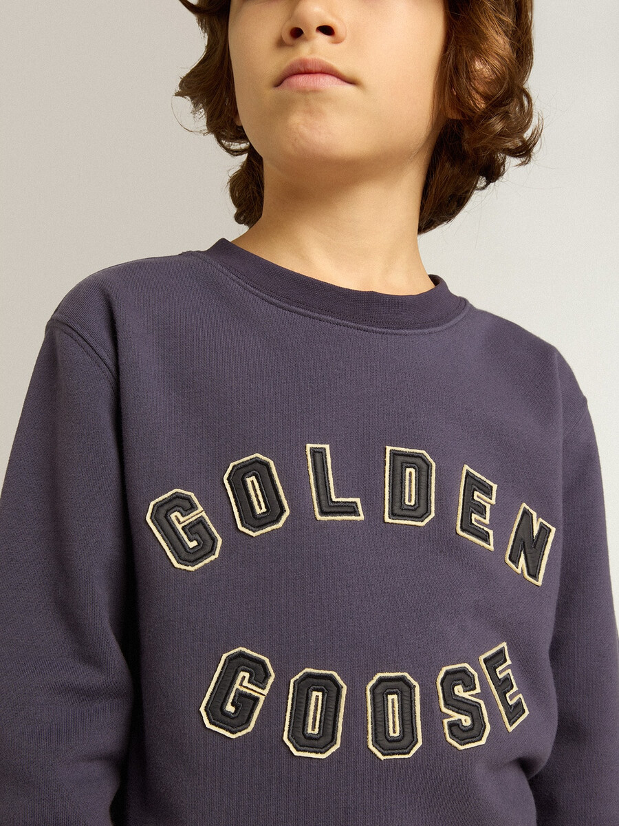 modro-vijolična jopa z napisom golden goose na sprednji strani