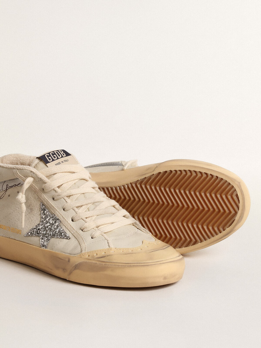srednja zvezda z bleščečo zvezdo in kovinskim usnjenim bliskom
