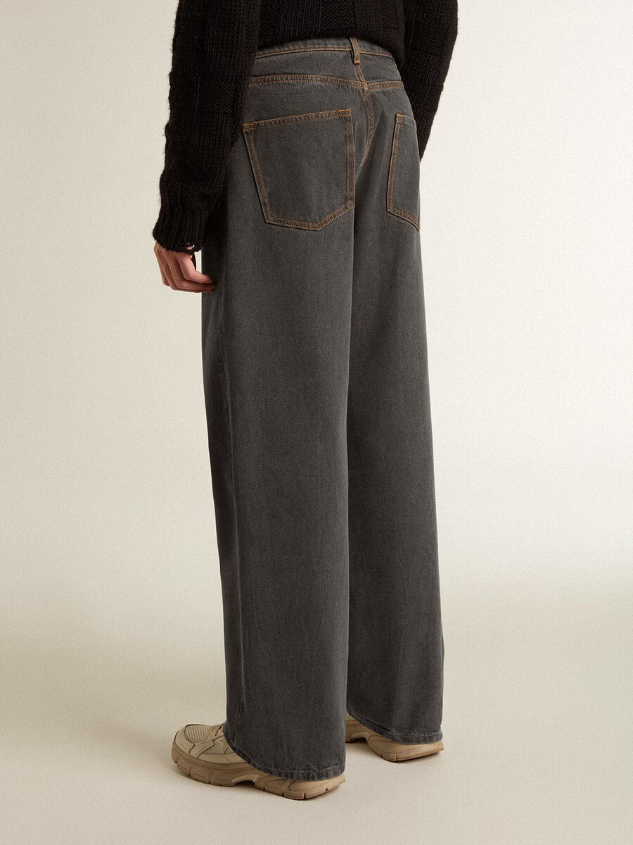 moške temno sive kavbojke iz denim jeansa z zasukom in pranjem