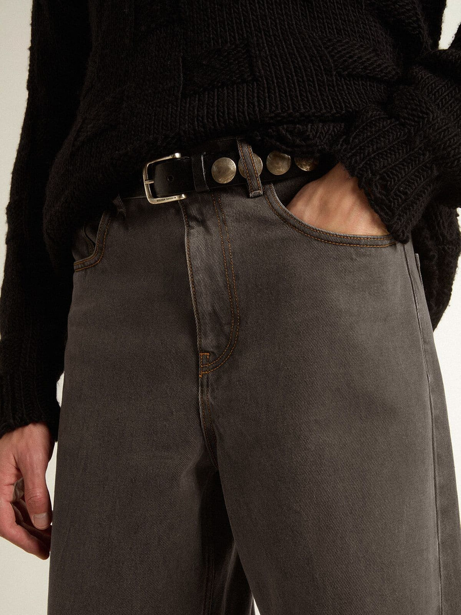 moške temno sive kavbojke iz denim jeansa z zasukom in pranjem