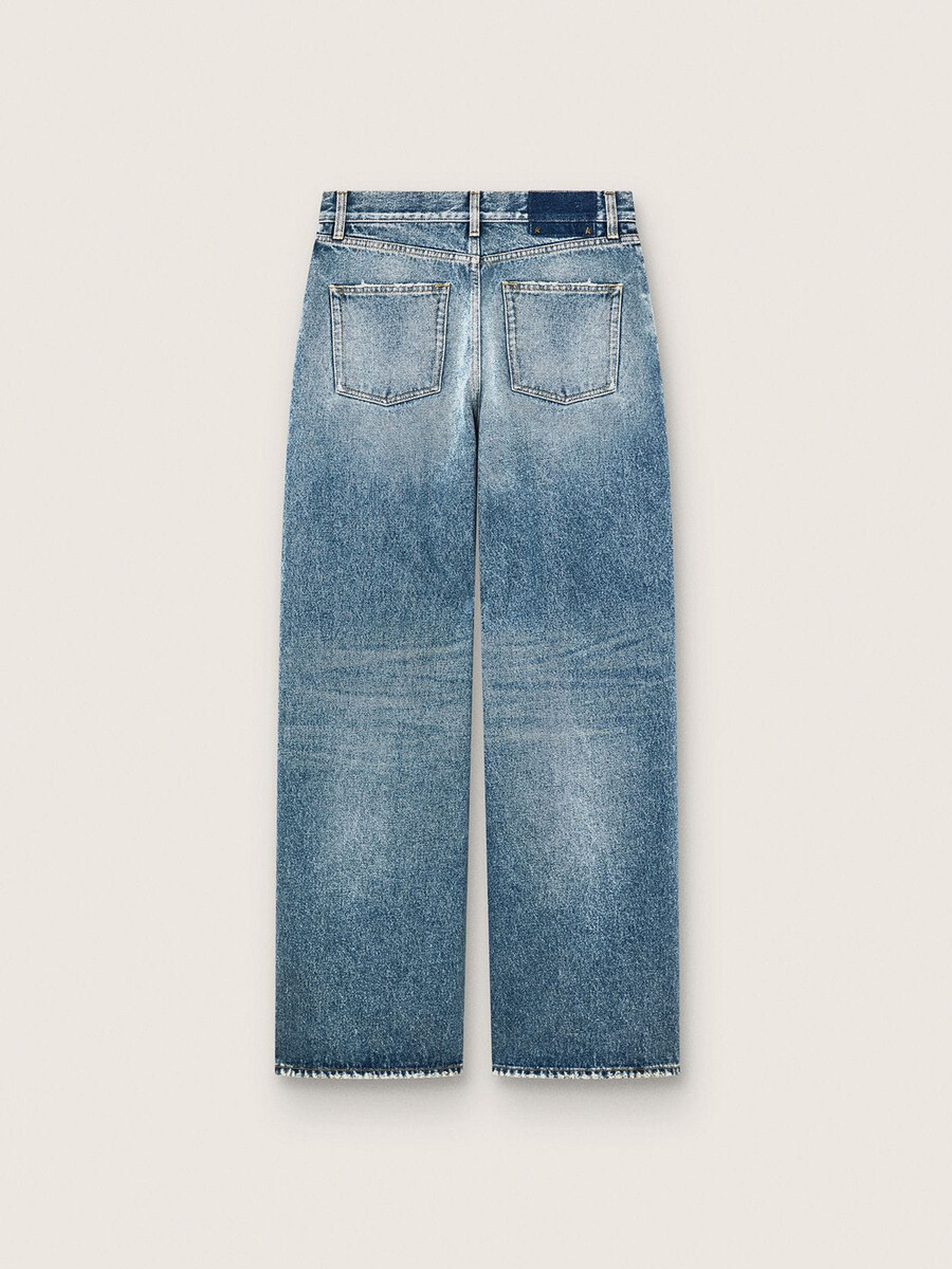 zlate ženske kavbojke boyfriend iz svetlo modrega denim barve s stone washed vzorcem