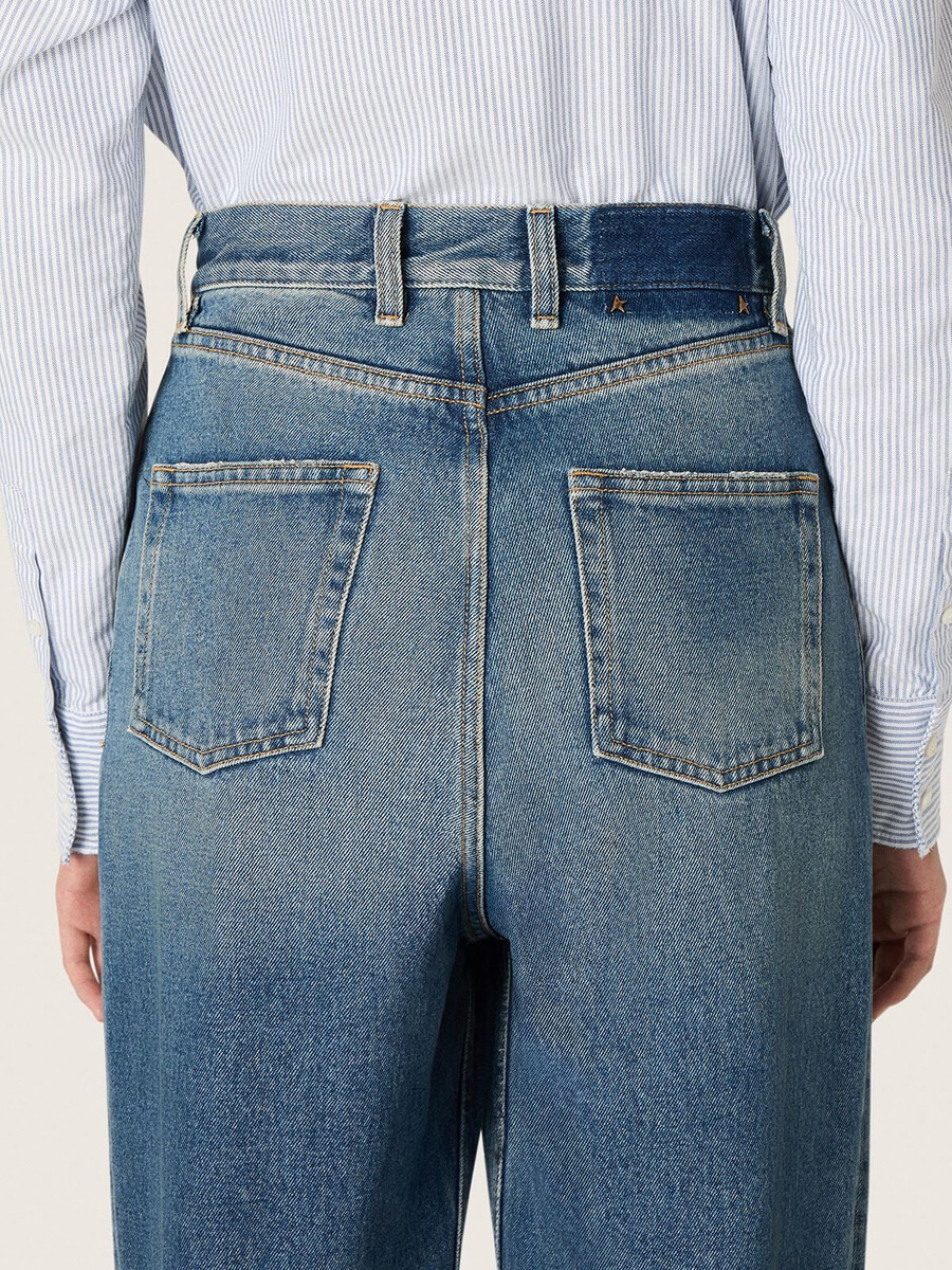 zlate ženske kavbojke boyfriend iz svetlo modrega denim barve s stone washed vzorcem