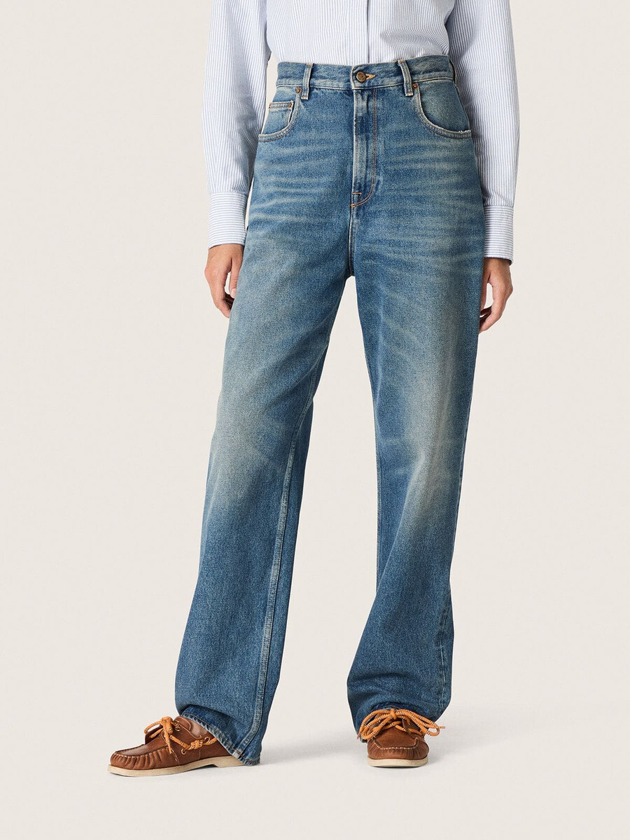 zlate ženske kavbojke boyfriend iz svetlo modrega denim barve s stone washed vzorcem