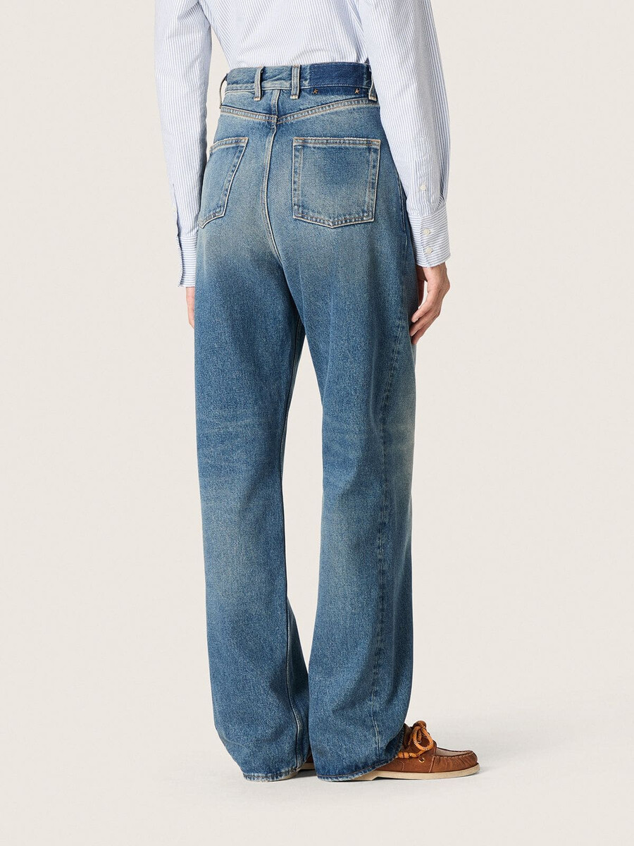 zlate ženske kavbojke boyfriend iz svetlo modrega denim barve s stone washed vzorcem