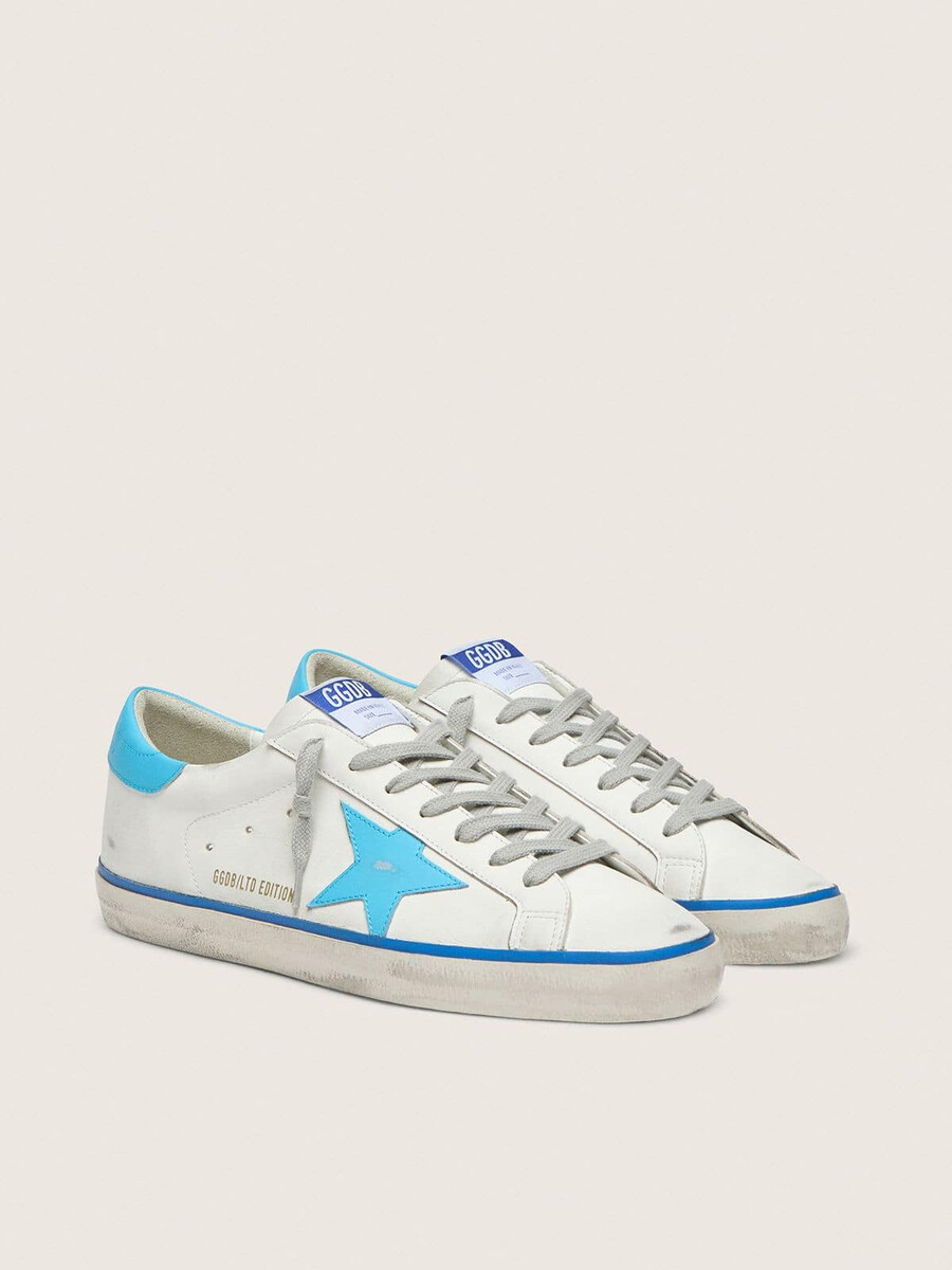 moški super-star ltd iz belega usnja s svetlo modro usnjeno zvezdo in jezičkom na peti