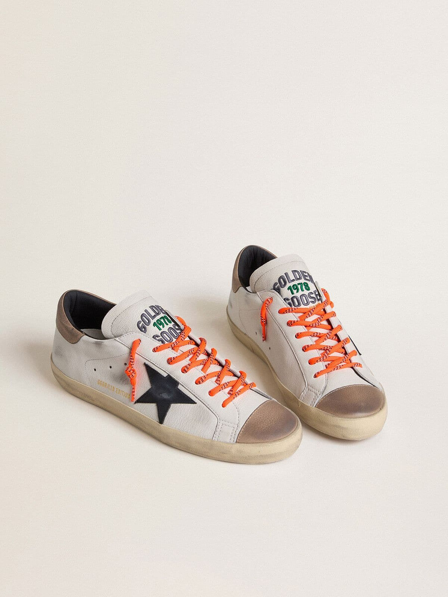moški usnjeni čevlji super-star ltd s črno usnjeno zvezdo in bež usnjenim jezičkom na peti