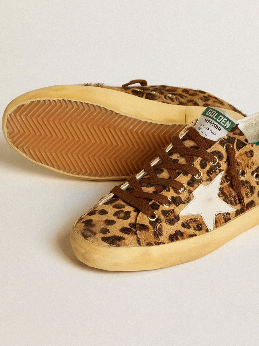 Ženski čevlji super-star iz leopardjega vzorca v ponijevi koži z usnjeno zvezdo in jezičkom na peti