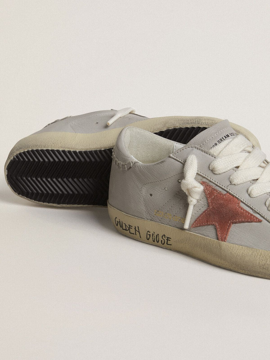 Ženski super-star ltd iz sivega usnja z opečnato rdečo semiš zvezdo